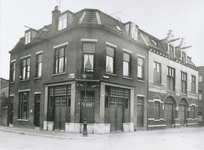 863300 Gezicht op het hoekpand Catharijnekade 16 (P.J. van de Brink, visgroothandel) in Wijk C te Utrecht, met rechts ...